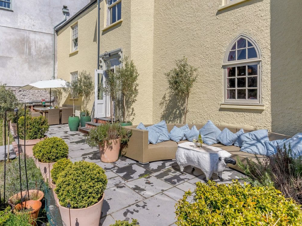 Garden and hot tub at The Old Vicarage Laugharne